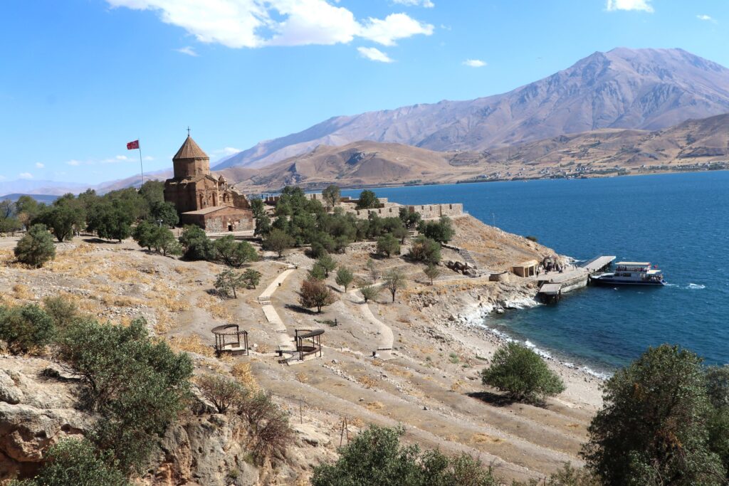 Akdamar Adası’nda tavşan alarmı: Acilen toplatmak gerekiyor